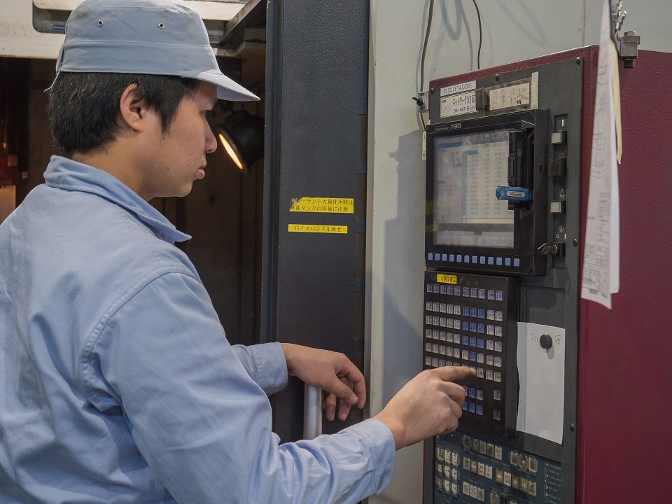 兵庫県姫路市のお仕事です 部品加工工場の機械オペレーター 正社員募集 月給万円以上可 昇給 賞与あり 社会保険完備 無資格 未経験の方も歓迎 福利厚生充実の職場でスキルアップしませんか プライベートも大切にできます 兵庫県姫路市 株式